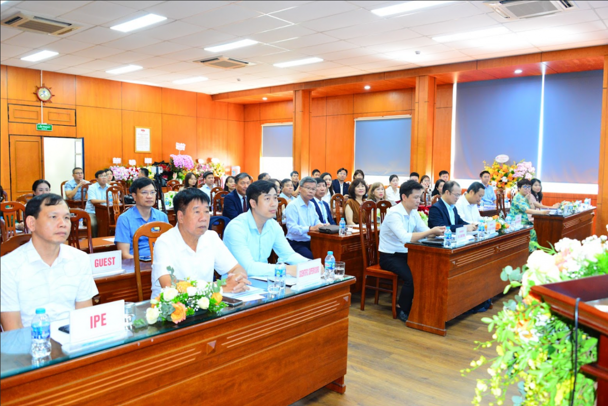 Các đại biểu và các nhà khoa học tham dự buổi bảo vệ LATS cấp Trường của NCS. Ko Tae Yeon